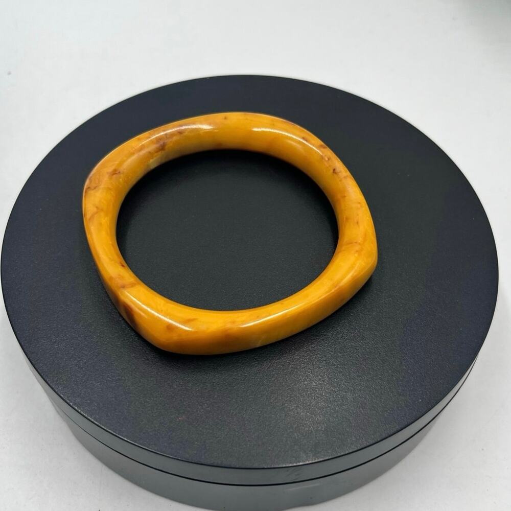 Marbled Butterscotch Bakelite
Bracelet Chunky Glossy Domed
Summer Plastic Bangle